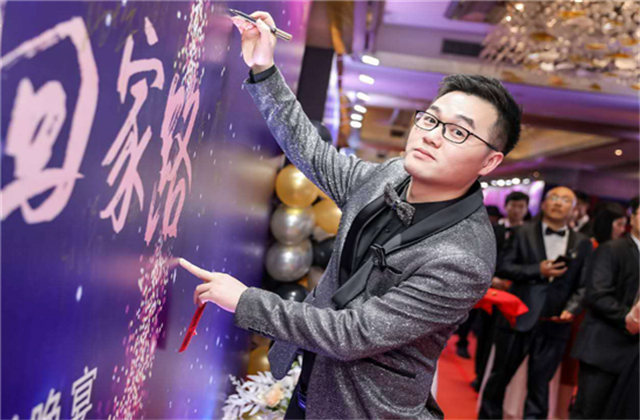 【高光“疫”事】勇敢逆行的特殊“网约车”——来利国际w6690后，用信念打通生命运输线